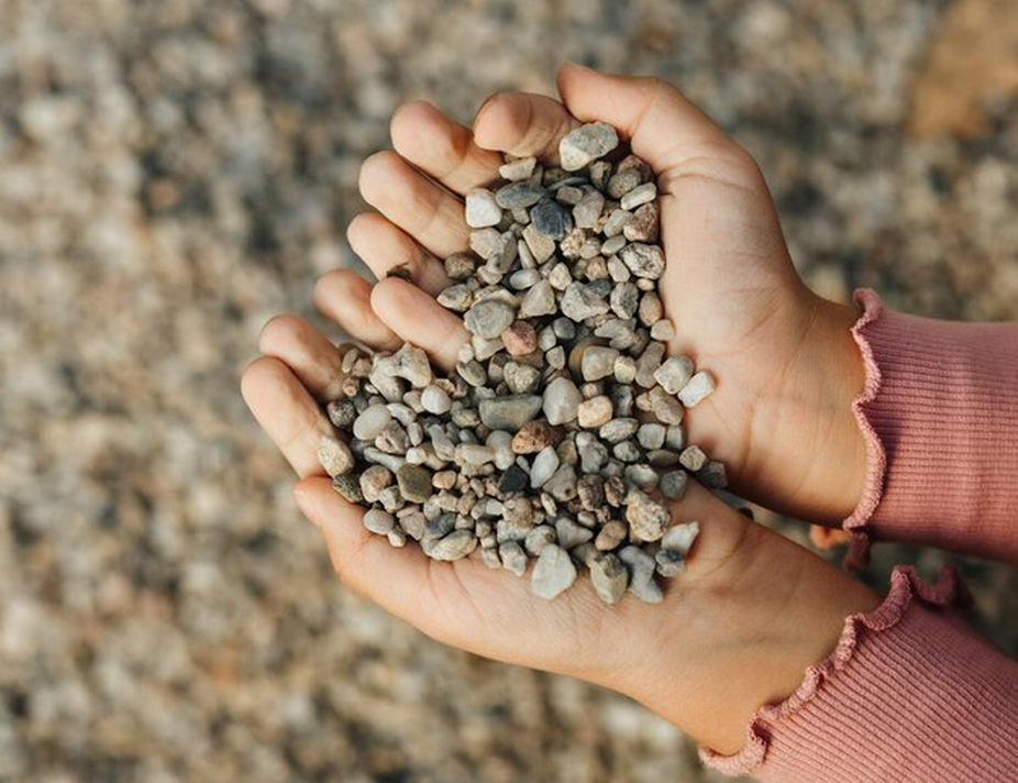 hands holding rocks.